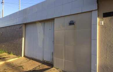 Imagem: A casa possui 3 Dormitórios, 2 Banheiros, 2 Vagas na garagem