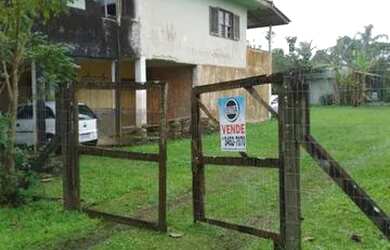 Imagem: A casa possui 3 Dormitórios, 2 Banheiros, 4 Vagas na garagem