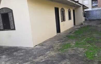 Imagem: A casa possui 1 Dormitório, 1 Banheiro, 1 Vaga na garagem