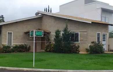 Imagem: A casa em condomínio possui 3 Dormitórios, 3 Banheiros, 166m²