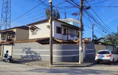 Imagem: A casa possui 2 Dormitórios, 2 Banheiros, 2 Vagas na garagem