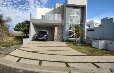 Imagem: A casa em condomínio à venda possui 4 Dormitórios, 4 Banheiros