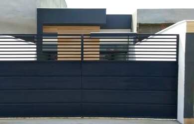 Imagem: A casa possui 3 Dormitórios, 2 Banheiros, 2 Vagas na garagem