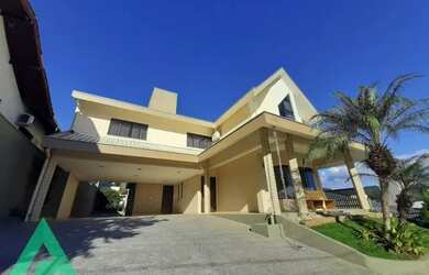 Imagem: A casa possui 4 Dormitórios, 3 Banheiros, 4 Vagas na garagem