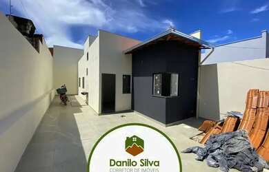 Imagem: A casa possui 2 Dormitórios, 1 Banheiro, 2 Vagas na garagem