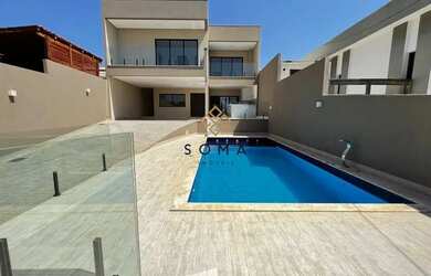 Imagem: A casa e possui 3 Dormitórios, Suítes, 3 Banheiros, 4 Vagas