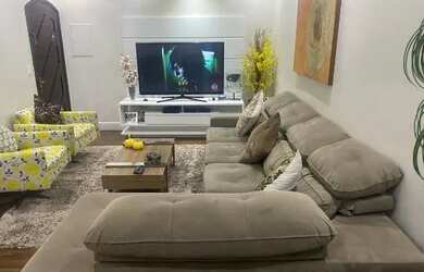 Imagem: A casa possui 3 Dormitórios, 3 Banheiros, 5 Vagas na garagem