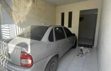 Imagem: A casa possui 3 Dormitórios, 2 Banheiros, 1 Vaga na garagem