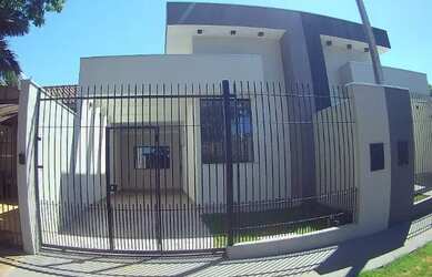 Imagem: A casa possui 3 Dormitórios, 2 Banheiros, 2 Vagas na garagem