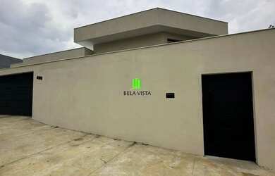 Imagem: A casa possui 4 Dormitórios, 3 Banheiros, 2 Vagas na garagem