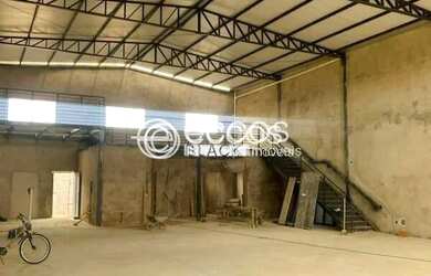 Imagem: O depósito possui 3 Vagas na garagem, 360m² de Área e Imóvel