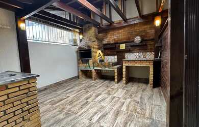 Imagem: A casa possui 2 Dormitórios, 2 Banheiros, 2 Vagas na garagem