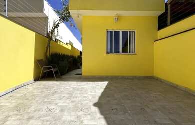 Imagem: A casa possui 2 Dormitórios, 1 Banheiro, 2 Vagas na garagem