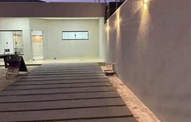 Imagem: A casa possui 3 Dormitórios, 1 Banheiro, 2 Vagas na garagem