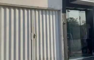 Imagem: A casa possui 2 Dormitórios, 1 Banheiro, 2 Vagas na garagem