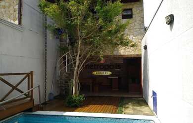 Imagem: A casa possui 3 Dormitórios, 2 Banheiros, 4 Vagas na garagem