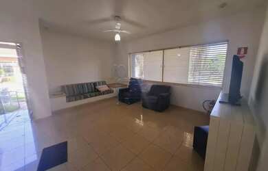 Imagem: O depósito possui 3 Vagas na garagem, 330m² de Área e está