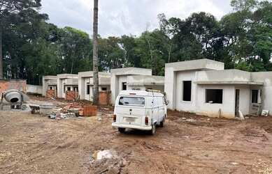 Imagem: A casa possui 3 Dormitórios, 2 Banheiros, 1 Vaga na garagem