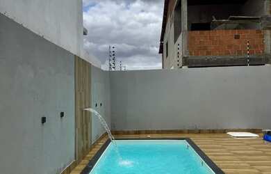 Imagem: A casa possui 3 Dormitórios, Acomodam 10 pessoas, 3 Vagas na