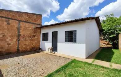 Imagem: A casa à venda possui 2 Dormitórios e 1 Banheiro e está localizado