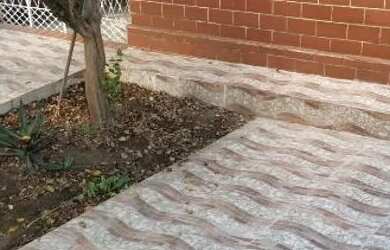 Imagem: A casa possui 4 Dormitórios, 2 Banheiros, 1 Vaga na garagem