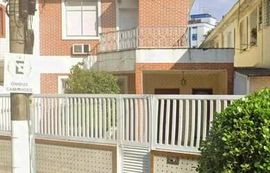 Imagem: A casa possui 3 Dormitórios, 3 Banheiros, 1 Vaga na garagem