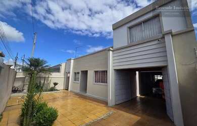 Imagem: A casa possui 3 Dormitórios, 2 Banheiros, 3 Vagas na garagem