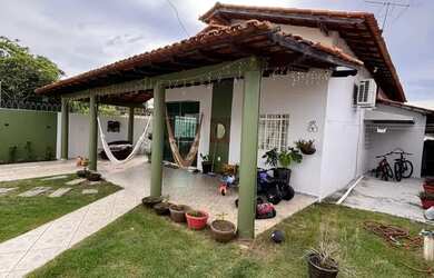 Imagem: A casa possui 2 Dormitórios, 2 Banheiros, 2 Vagas na garagem