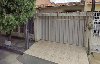 Imagem: A casa possui 3 Dormitórios, 3 Banheiros, 3 Vagas na garagem