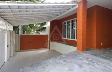 Imagem: A casa possui 3 Dormitórios, 2 Banheiros, 4 Vagas na garagem