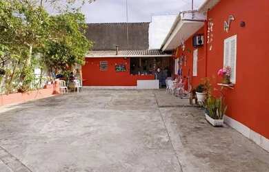 Imagem: A casa possui 3 Dormitórios, 2 Banheiros, 5 Vagas na garagem