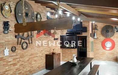 Imagem: A casa possui 5 Dormitórios, 4 Banheiros, 2 Vagas na garagem