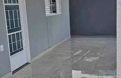 Imagem: A casa possui 3 Dormitórios, 1 Banheiro, 1 Vaga na garagem