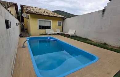 Imagem: A casa possui 2 Dormitórios, 1 Banheiro, 2 Vagas na garagem