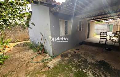 Imagem: A casa possui 3 Dormitórios, 1 Banheiro, 2 Vagas na garagem