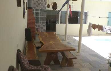 Imagem: A casa possui 3 Dormitórios, 2 Banheiros, 1 Vaga na garagem