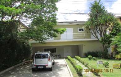 Imagem: A casa possui 4 Dormitórios, 5 Banheiros, 4 Vagas na garagem