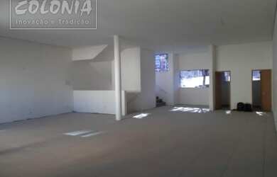 Imagem: O depósito para alugar possui 2 Vagas na garagem e 345m² de