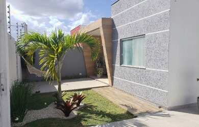 Imagem: A casa possui 2 Dormitórios, 2 Banheiros, 2 Vagas na garagem