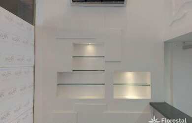 Imagem: O depósito possui 2 Vagas na garagem, 65m² de Área e está