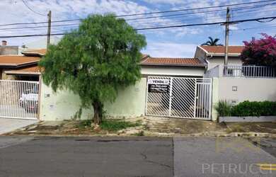 Imagem: A casa possui 3 Dormitórios, 2 Banheiros, 4 Vagas na garagem