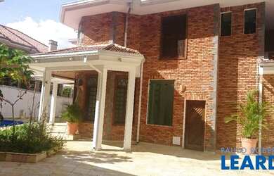 Imagem: A casa possui 4 Dormitórios, 5 Banheiros, 5 Vagas na garagem