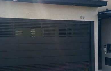 Imagem: A casa possui 3 Dormitórios, 2 Banheiros e 2 Vagas na garagem