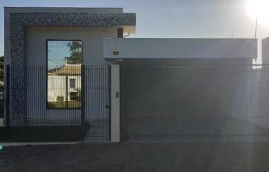 Imagem: A casa possui 3 Dormitórios, 3 Banheiros, 2 Vagas na garagem