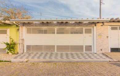 Imagem: A casa possui 3 Dormitórios, 3 Banheiros, 3 Vagas na garagem