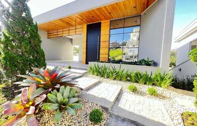 Imagem: A casa e possui 3 Dormitórios, Suítes, 3 Banheiros, 2 Vagas