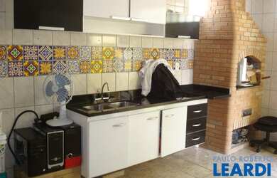 Imagem: A casa possui 3 Dormitórios, 3 Banheiros, 2 Vagas na garagem