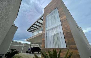 Imagem: A casa possui 3 Dormitórios, 5 Banheiros, 4 Vagas na garagem