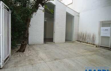 Imagem: O depósito possui 2 Vagas na garagem, 150m² de Área e está