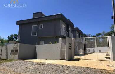 Imagem: A casa possui 2 Dormitórios, 2 Banheiros, 2 Vagas na garagem